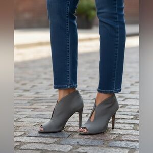 Halogen Gray Suede Ankle Boot Heel Shoe 8.5 Women PeepToe Coquette Career Date‎